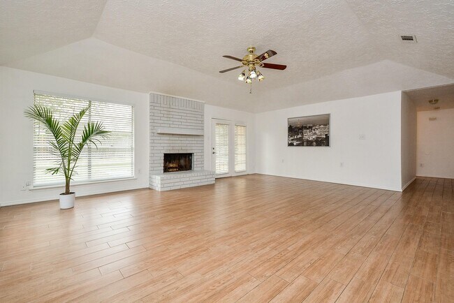 Foto del edificio - 3315 Honey Creek Dr