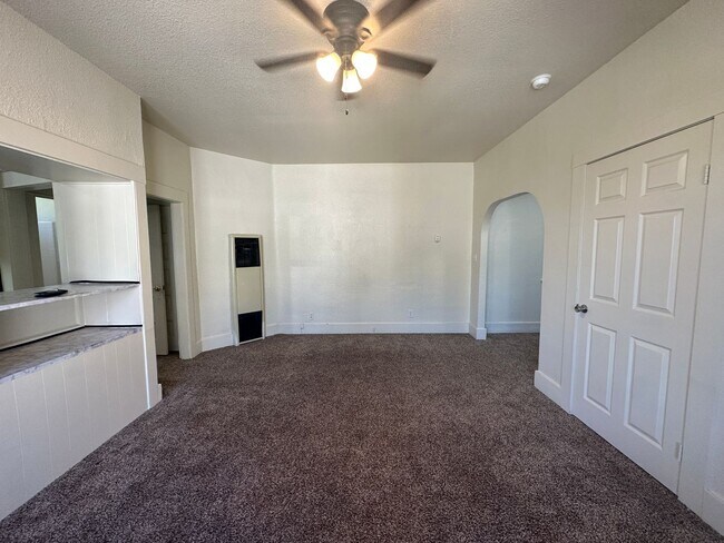 Foto del edificio - 830 N Van Buren St - Unit C