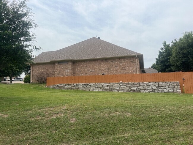 Foto del edificio - Meander Estates! Large corner lot 3/2/2 Coming August 2025. Covered patio!