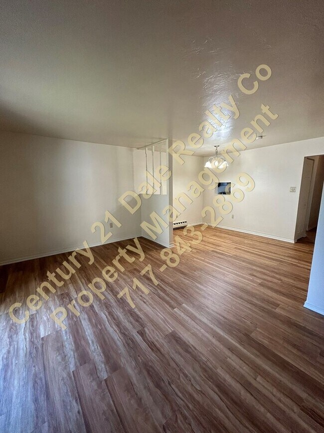 Building Photo - 2 Bedroom Townhouse in West York