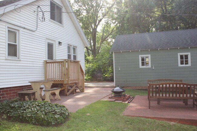 Backyard patio and single stall garage - 2907 Arbor St