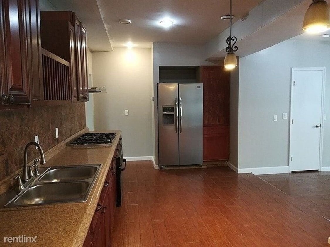 Primary Photo - 2 Bedroom Townhome in Albany