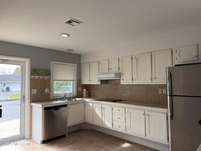 Foto del edificio - 664D Plymouth Dr