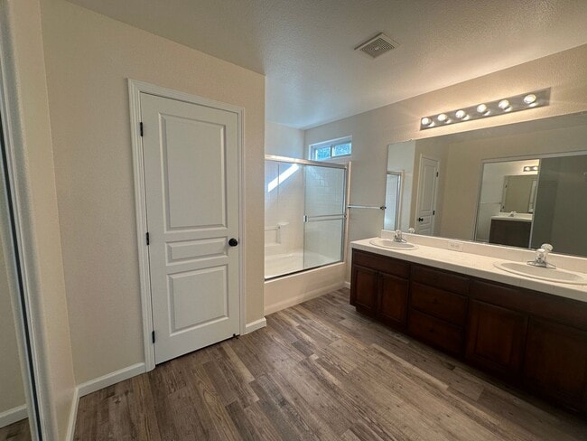 Building Photo - Immaculate NW Visalia home for rent coming...