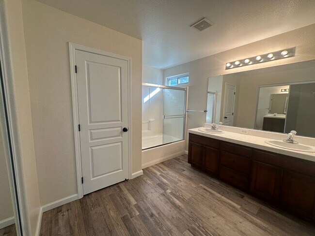 Foto del edificio - Immaculate NW Visalia home for rent coming...