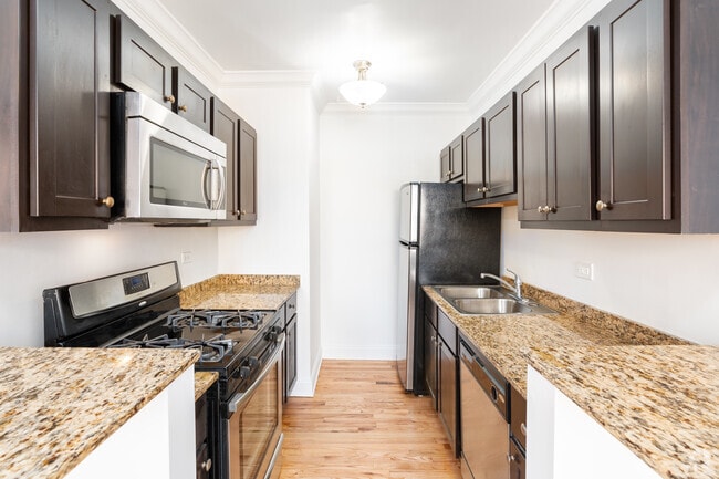 1BR, 1BA - 800SF - Kitchen - Renaissance - 901 W Argyle St