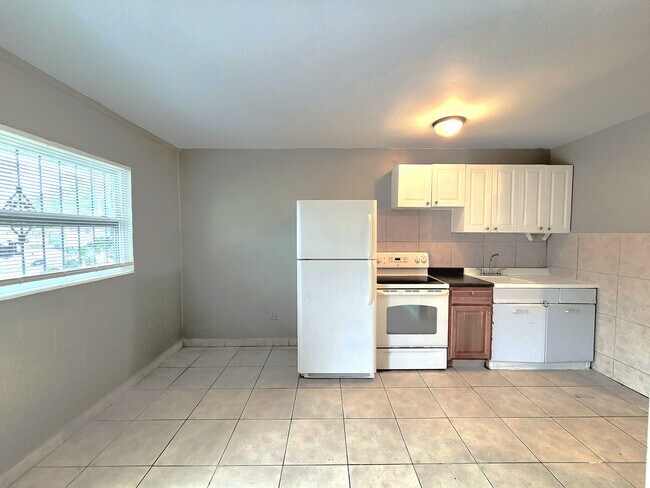 Combinación de cocina/rincón/sala de estar - 5401 E 14th Ave