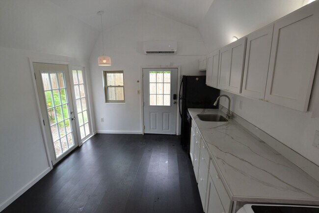 Foto del edificio - Must See!  Charming Studio Apartment conve...