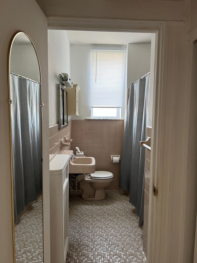 bathroom - 2848 S Warnock St