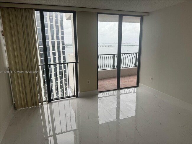 Foto del edificio - 555 NE 15th St