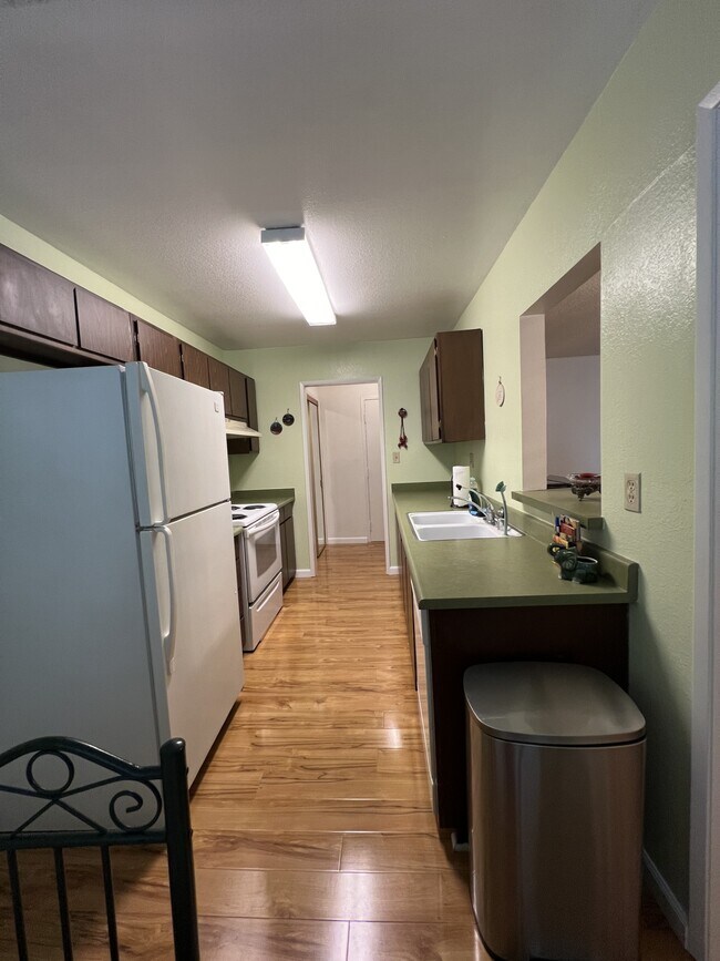 kitchen - 1339 N Columbus Ave