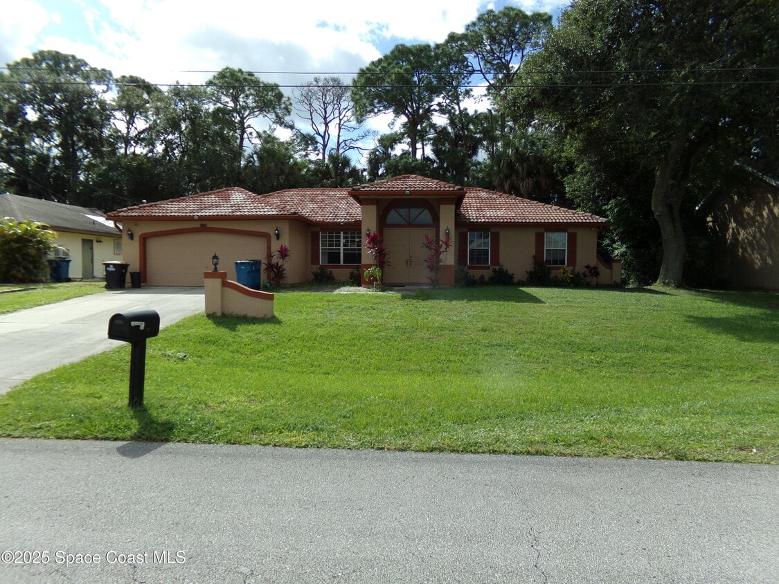 Primary Photo - 310 Seahorse Cir SE