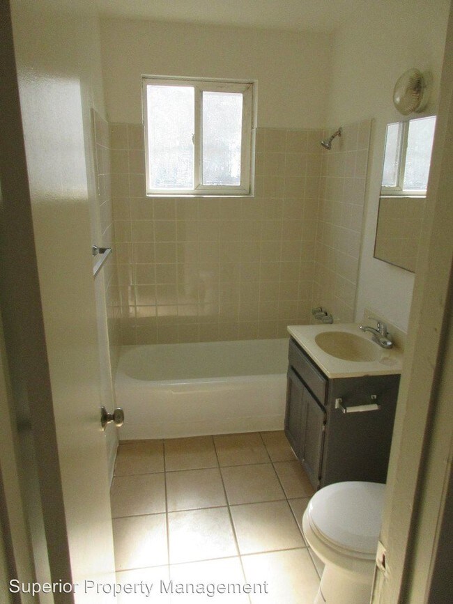 Building Photo - 2 br, 1 bath Apartment - 916 W. Laurel St.
