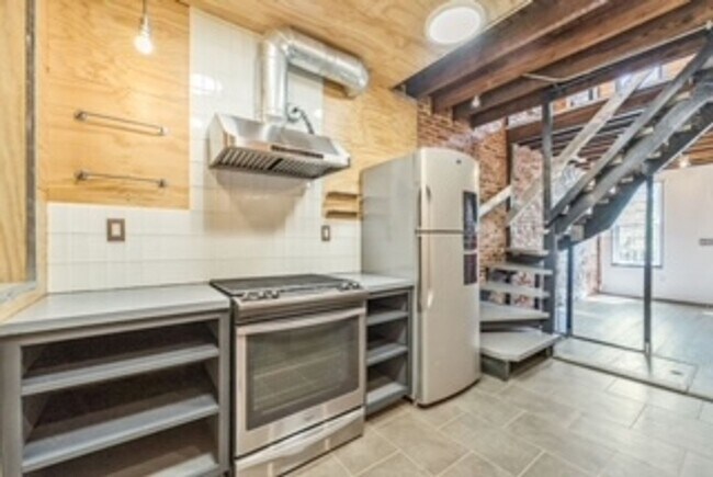 Building Photo - AMAZING 1 BEDROOM TOWNHOME IN HOLLINS MARKET