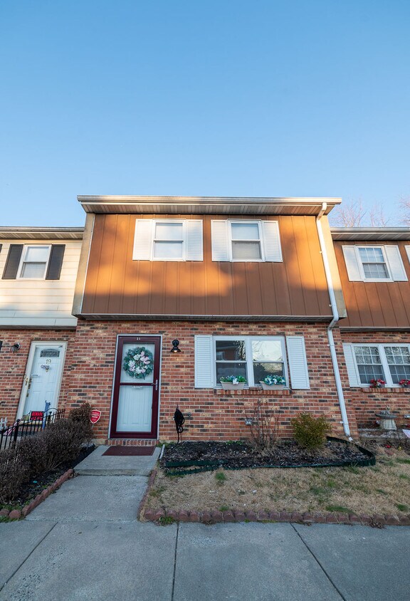 Front - 21 Edward Ct