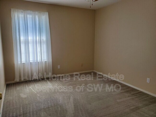 Building Photo - 808 Foxx Dr