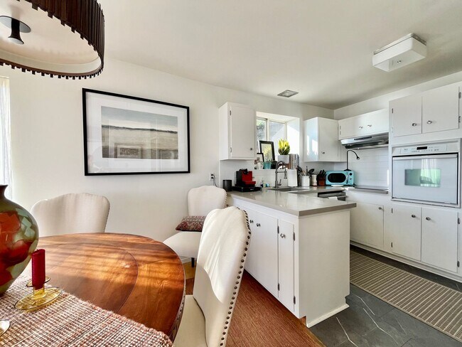 Foto del edificio - Stunning Waterfront 2Br/2Bath Walk to Town in Tiburon