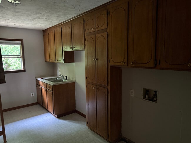 Building Photo - 617 NE Stallings Dr