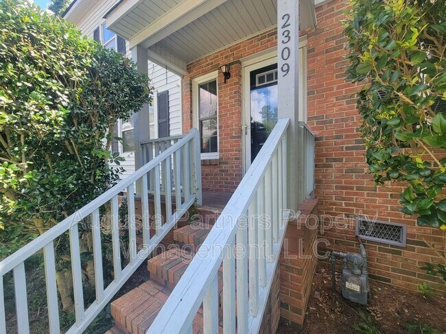 Building Photo - 2309 Creekview Dr
