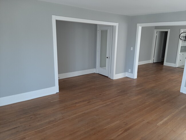 Building Photo - 15105 Lake Ave