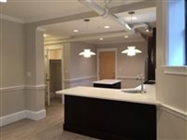 Foto del edificio - Garden Level Unit. No Brokers Fee, No Security Deposit, Heat and Hot Water Included, Elevator, La...
