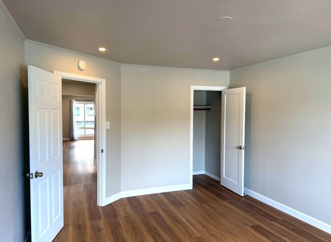 Foto del edificio - TOTAL REMODEL LARGE BRIGHT 1800sf 3BR/2BA/2GR Cayuga Terrace Home  AVAILABLE NOW