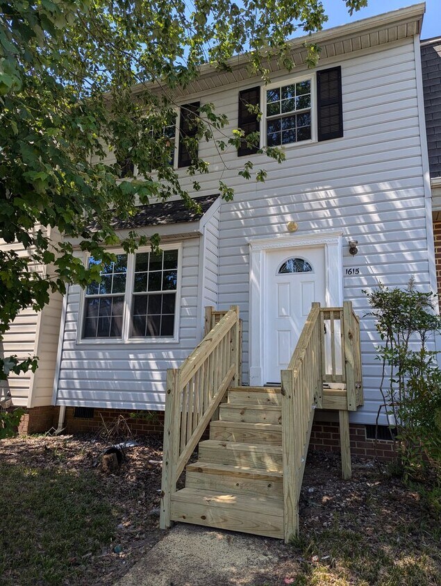 Foto principal - 1615 Skiffes Creek Cir