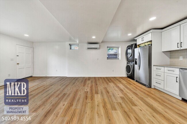 Foto del edificio - 802 Maryland Avenue - Duplex in Salem