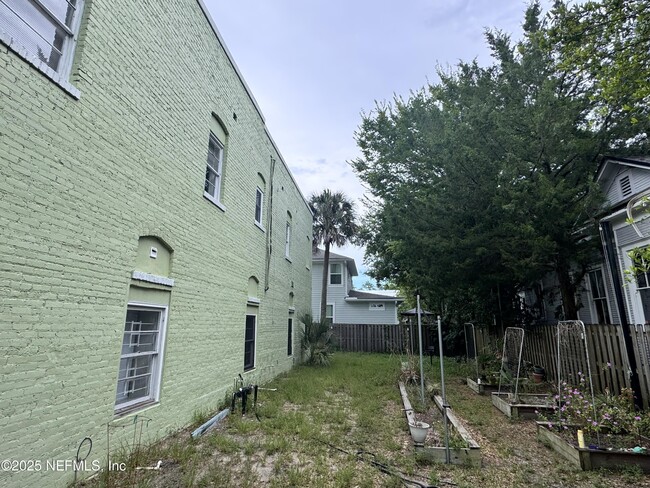 Building Photo - 1153 Walnut St