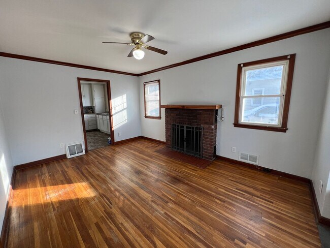 Building Photo - 3-Bed, 1-Bath House with a Garage near Dow...