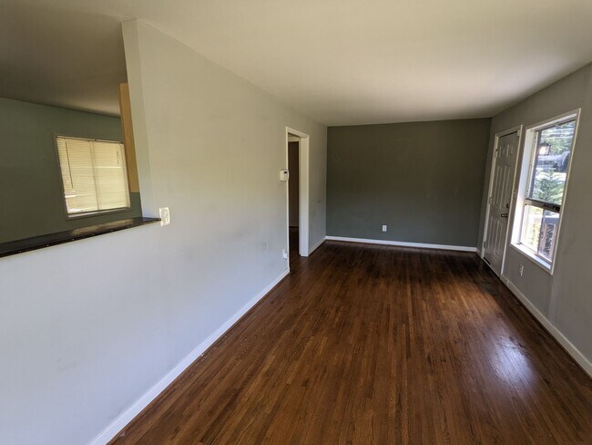 Foto del edificio - Wonderful home with nice yard and lots of ...