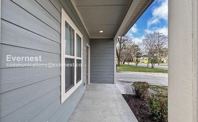 Foto del edificio - Spacious 3 Bed, 2.5 Bath Home with 2 Car Garage