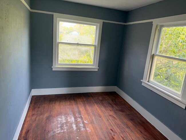 Building Photo - Great Home River Road Area