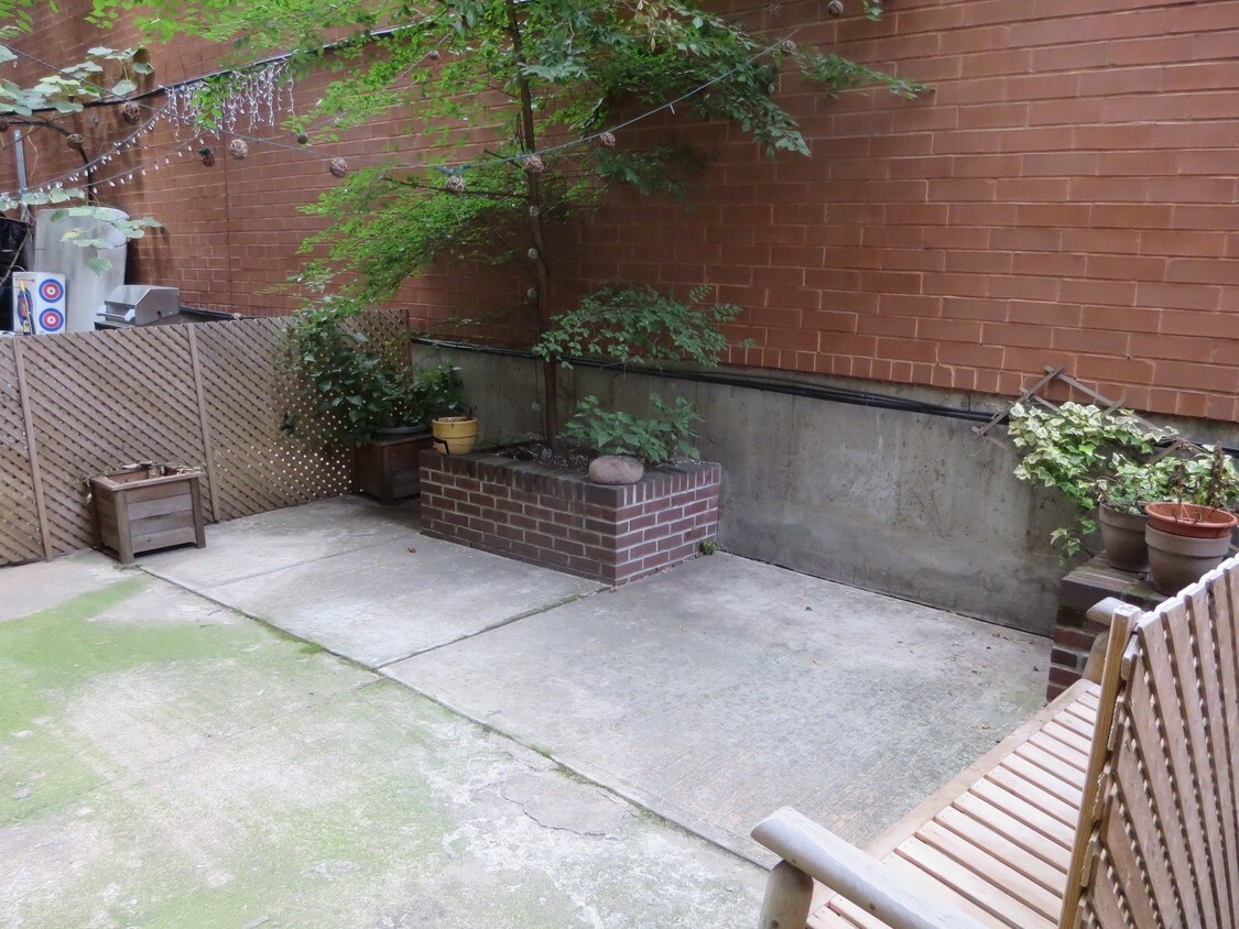 Primary Photo - 211 E 33rd St
