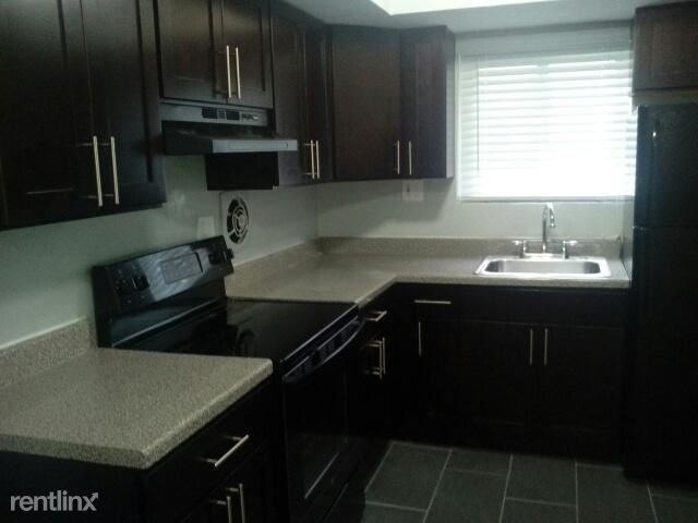 Building Photo - 1 br, 1 bath Apartment - Park Manor Apts B5