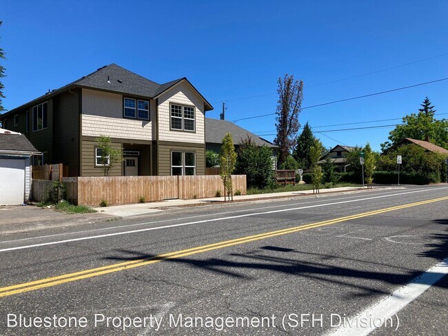 Foto del edificio - 4 br, 2.5 bath House - 7171 E Burnside St