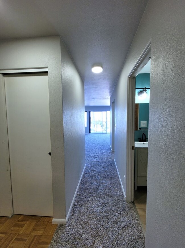 Building Photo - Southside Condo with a View - 1 Bedroom - ...