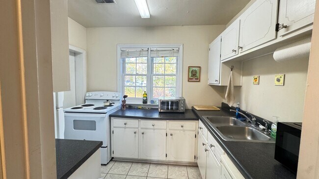 Foto del edificio - Near Sororities! - 2 Bed/1 Bath Flat on Baxter