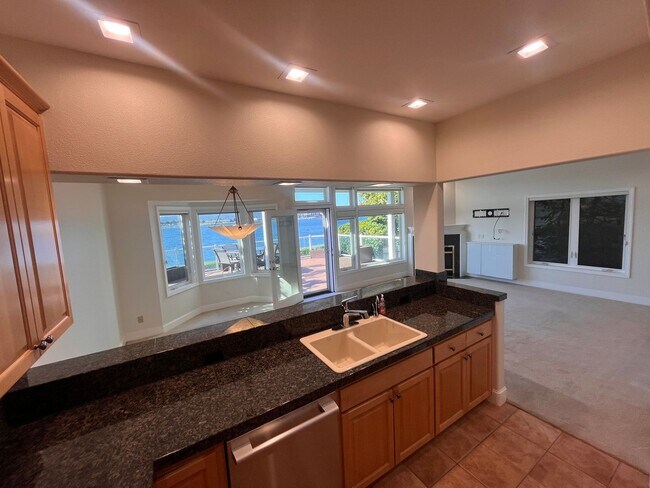 Building Photo - STUNNING 3 bed 2.5 bath Condo on the Colum...