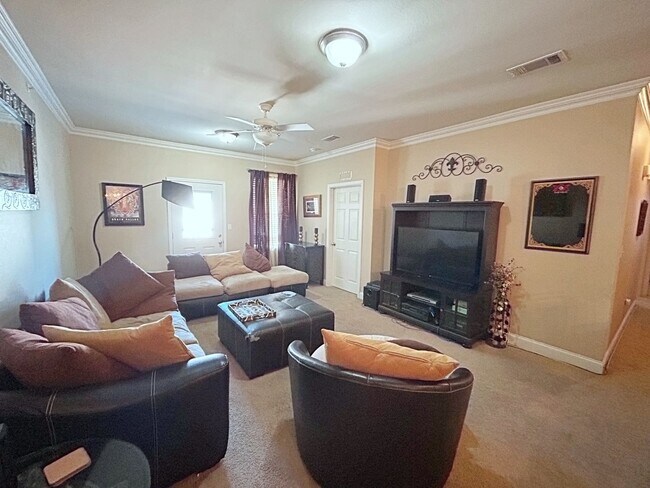 Building Photo - 3 Bedroom Condo in a Gated Community Near LSU