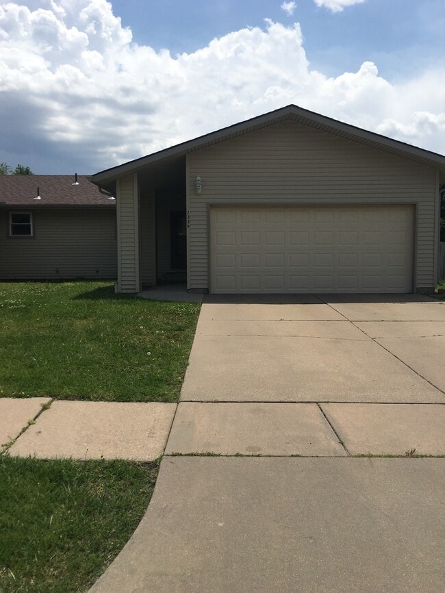 Building Photo - 2339 N Rutland Ct