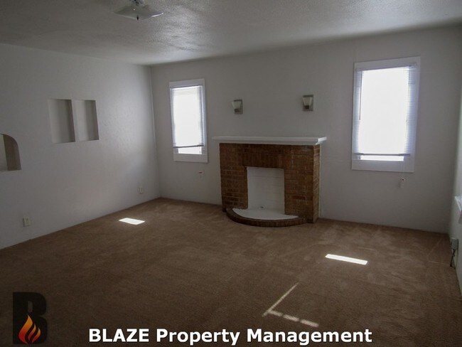 Building Photo - 716 N Mirror St