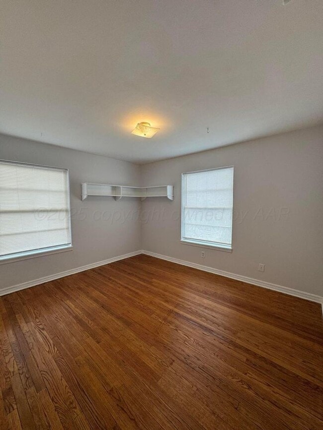 Building Photo - LARGE 2bedroom 1bathroom with 1 car garage...