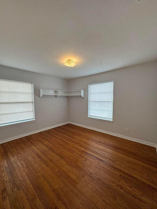 Foto del edificio - LARGE 2bedroom 1bathroom with 1 car garage...