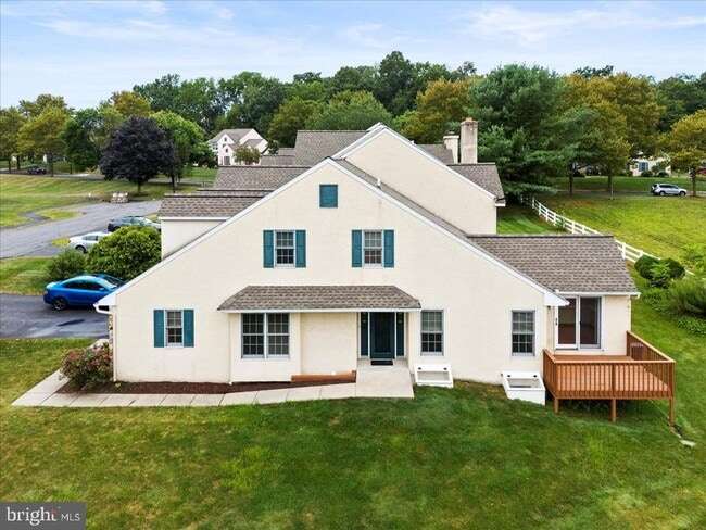 Building Photo - 10 Stable Dr