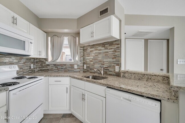 Building Photo - 1801 Island Club Dr