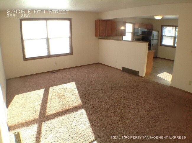 Foto del edificio - Check out this great 3 Bedroom Duplex