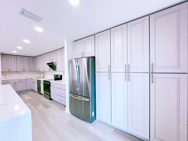 Foto del edificio - 549 Racquet Club Rd
