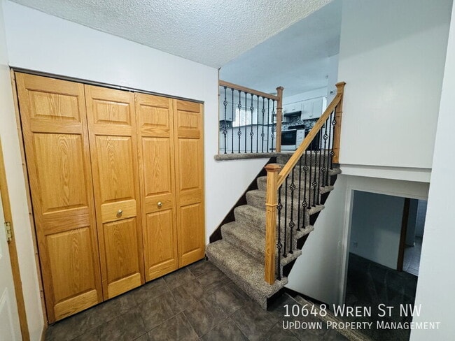 Foto del edificio - 10648 Wren St NW