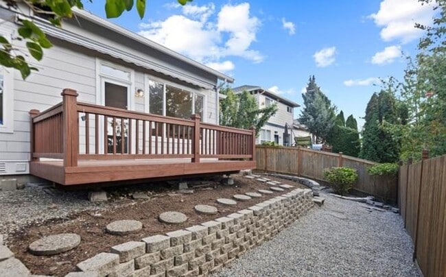 Building Photo - Elegant Murray Franklyn Home in Vintage Community